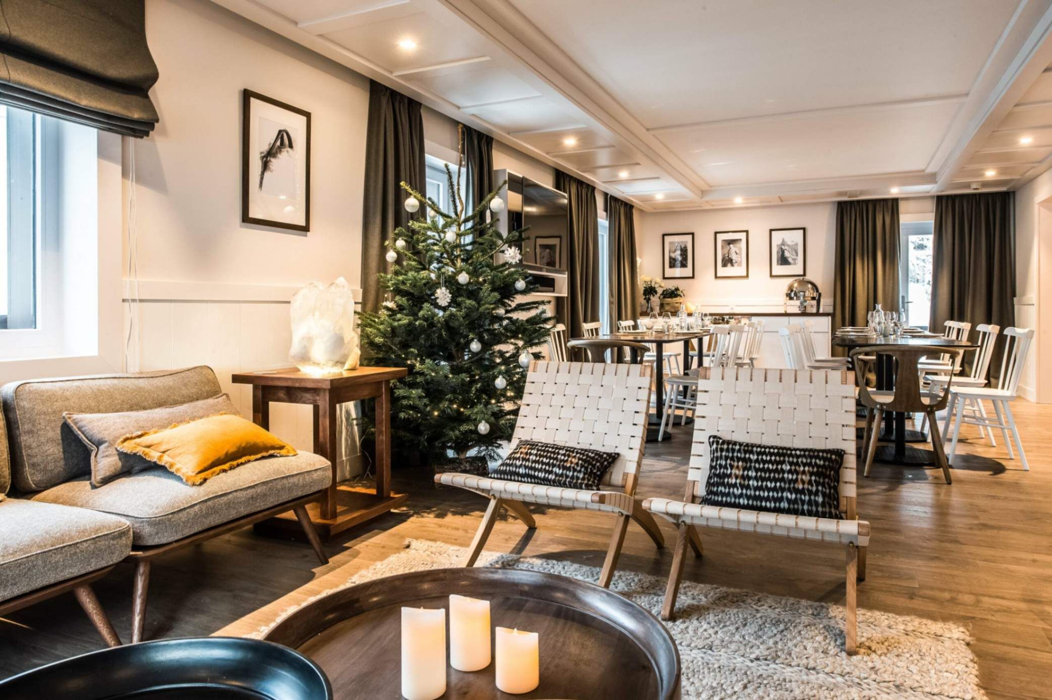Christmas tree and cosy sofa in the Chalet Whymper Lounge