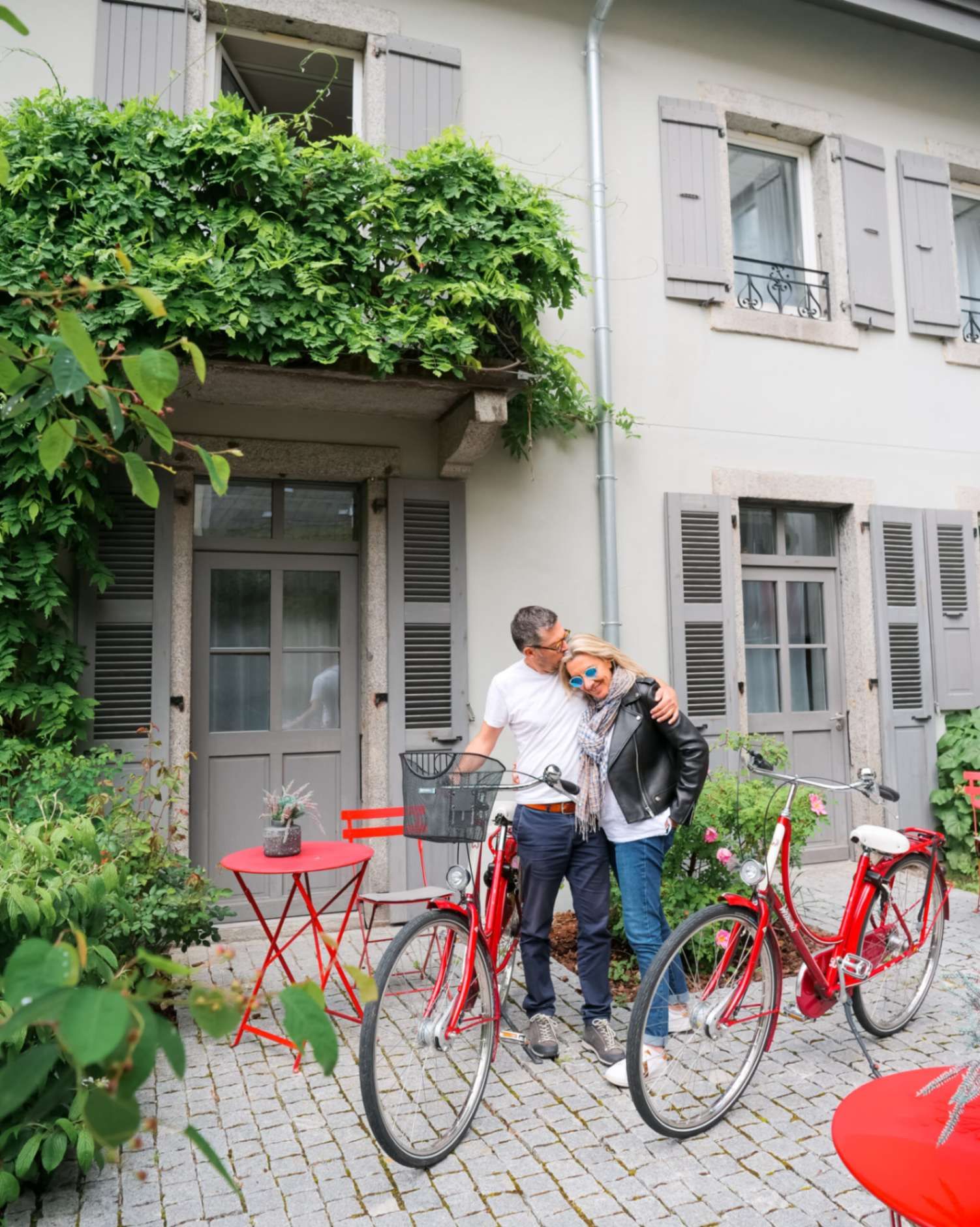 couple in front of red bicycles in Faucigny Chamonix