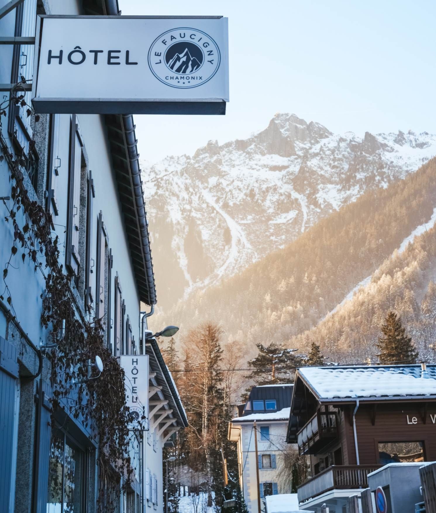Entrée Faucigny hôtel en hiver avec vue sur les montagnes