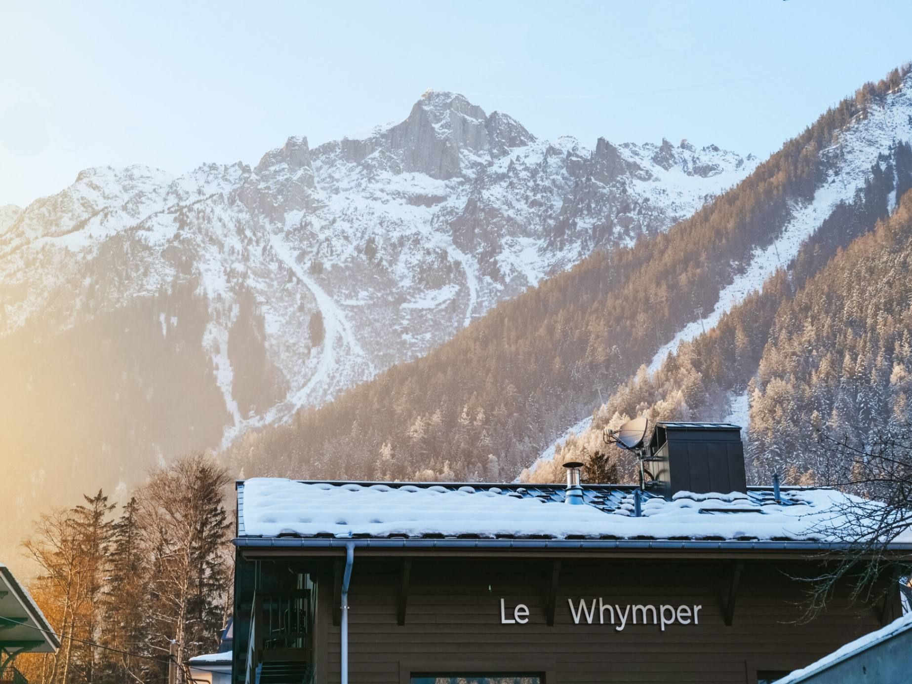 Chalet whymper in Chamonix with view of snow-capped mountains