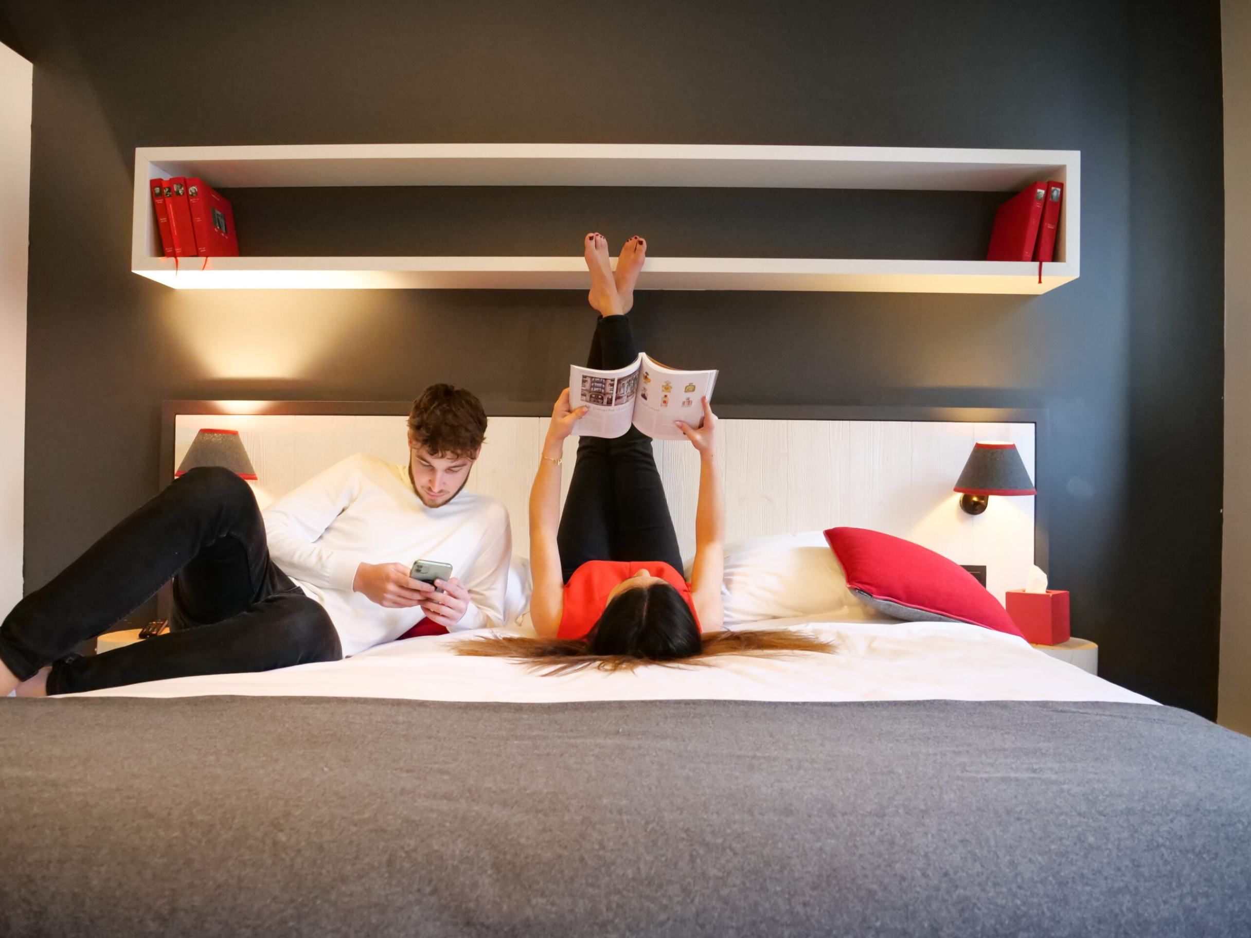 Couple sur un lit confortable chambre double hôtel Faucigny