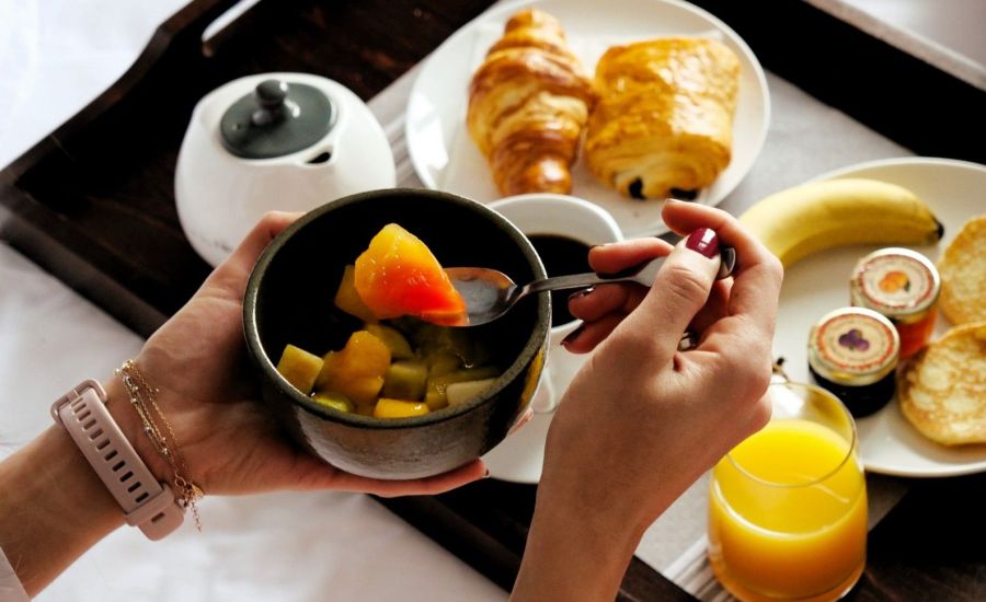 Petit déjeuner avec un bol de fruits et des croissants chalet whymper