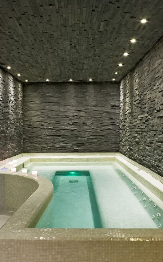 Privatisable jacuzzi from wellness area