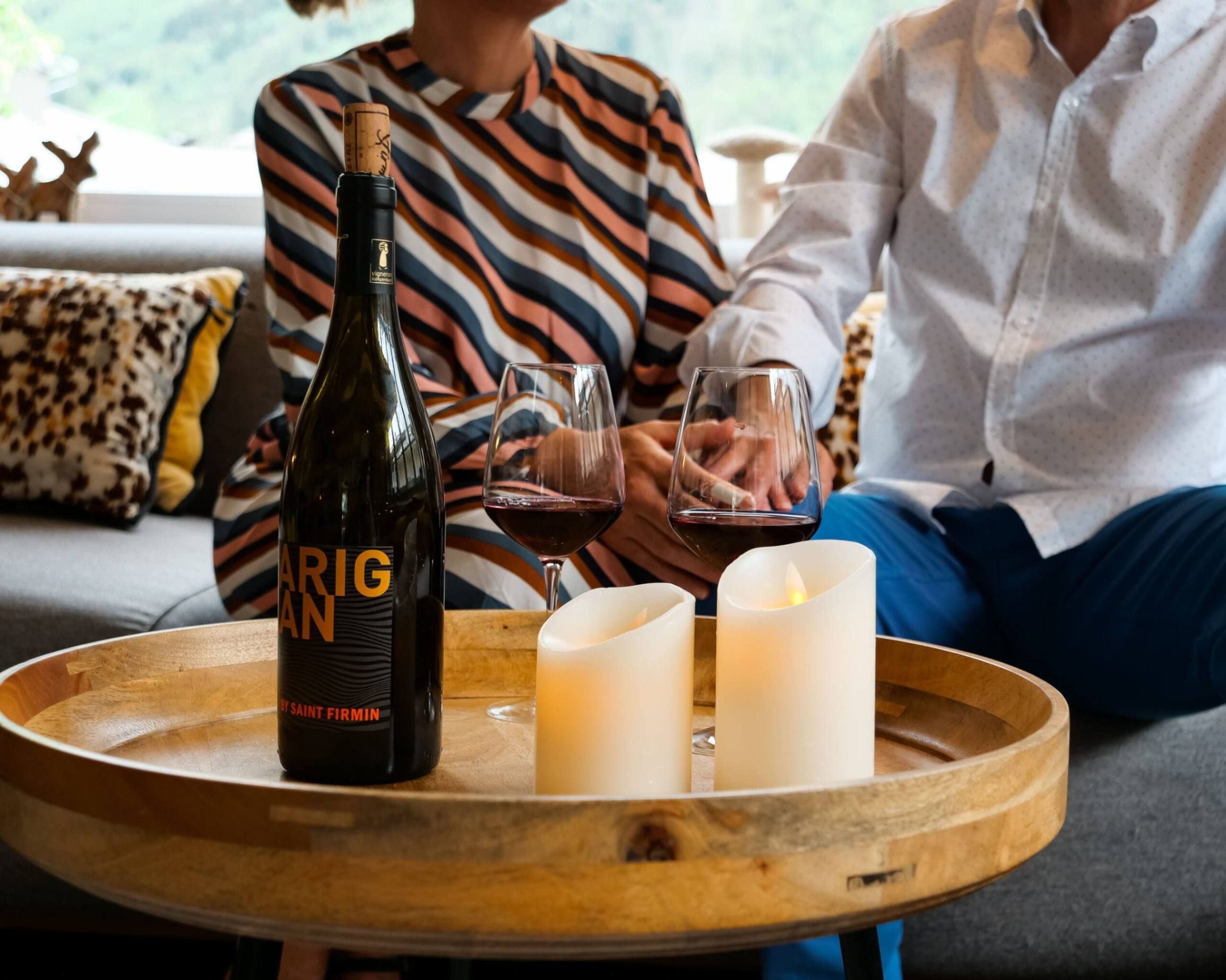 Couple qui boit un verre de vin dans le salon du Chalet Whymper Chamonix