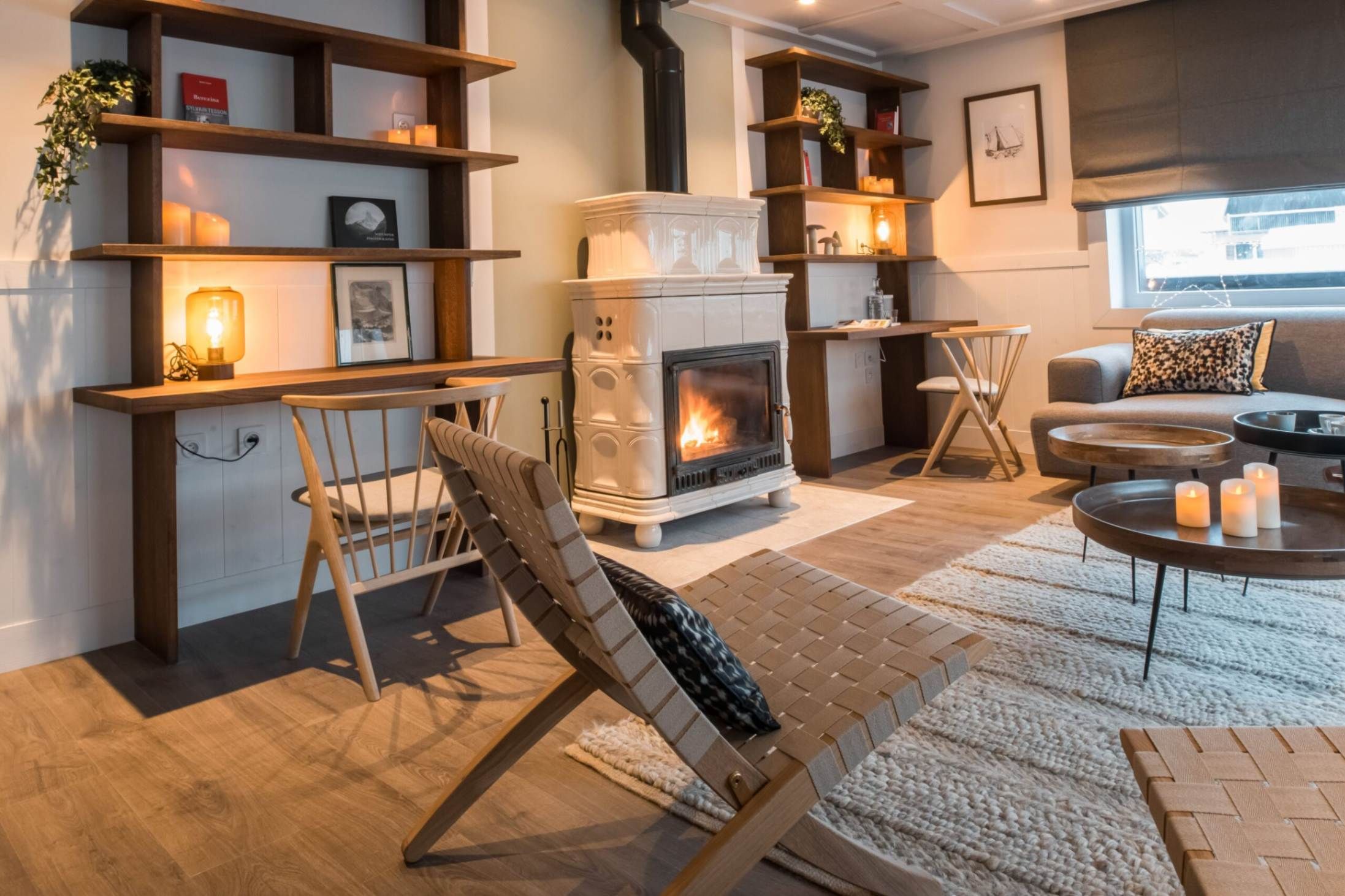 Salon cosy avec feu de cheminée et fauteuils Chamonix