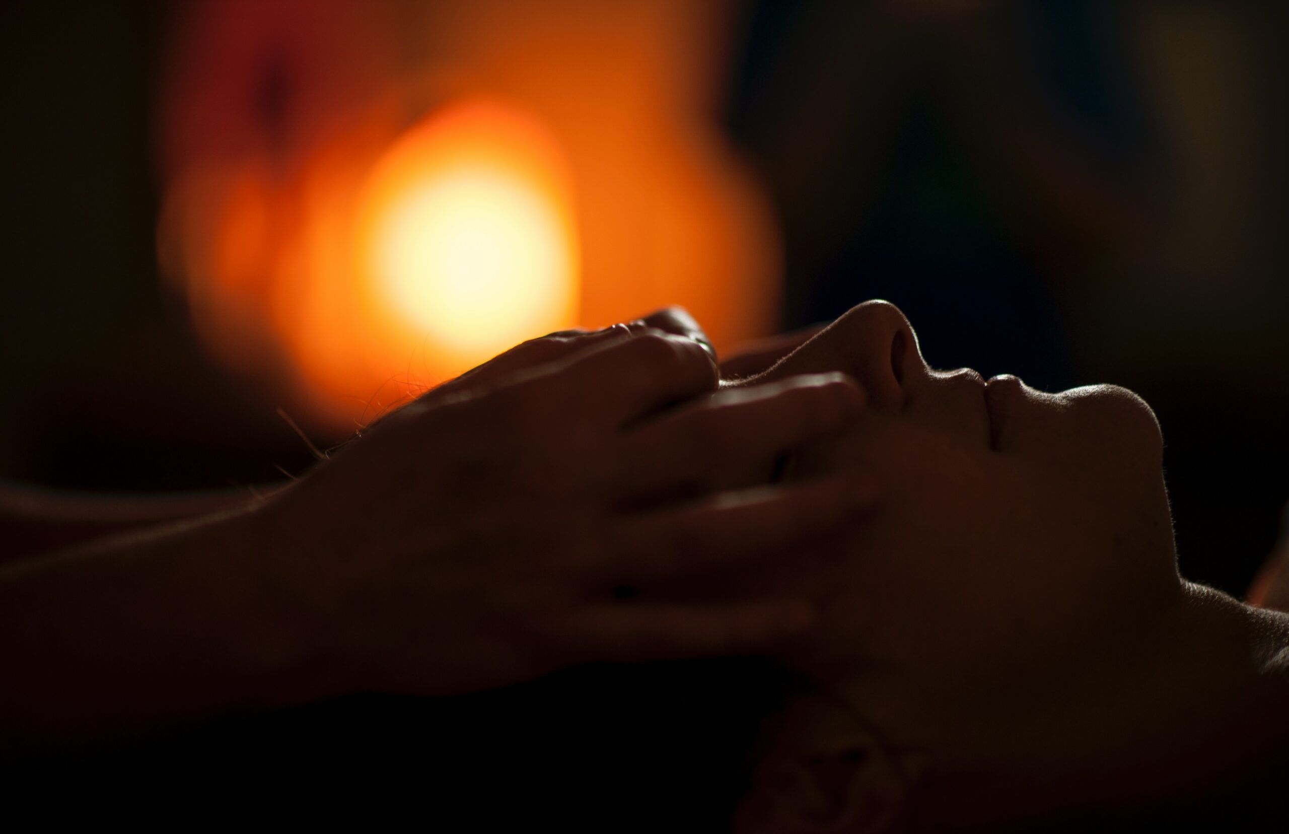 Femme recevant un massage cranien